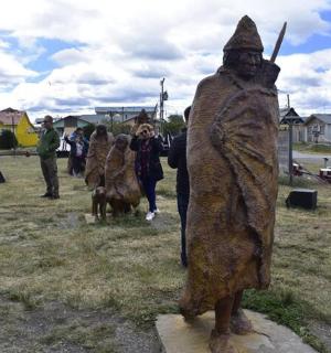 一群人站在雕像旁边