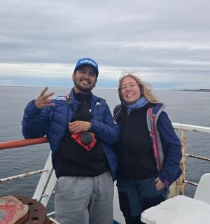 一名男子和一名女子站在船上