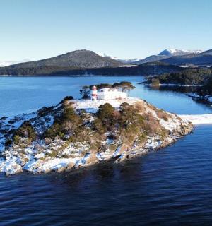 水中有一个岛屿,岛上有一所房子