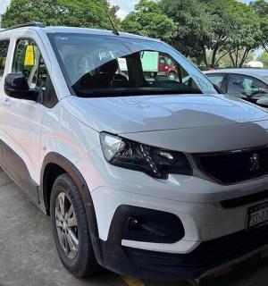 一辆白色汽车停在停车场