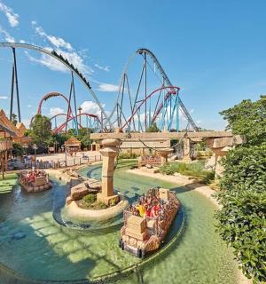 乘坐水上乐园的过山车