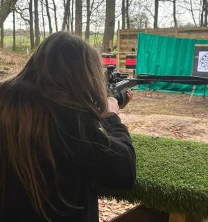 一名女子正在用相机拍照