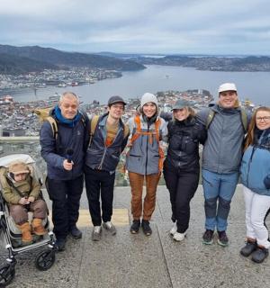 一群人在山上摆姿势拍照