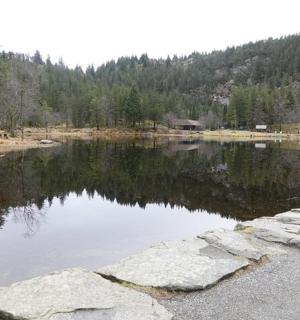 中间有岩石的湖