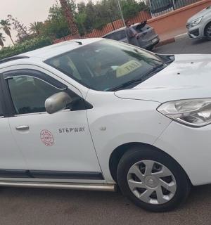 一辆白色汽车停在停车场