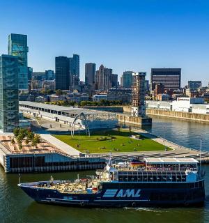 城市附近水中的一艘大船