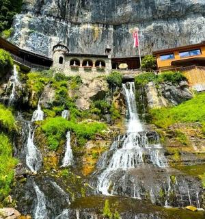 山上建筑物前的瀑布