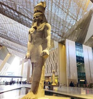 建筑物中戴帽子的男人雕像