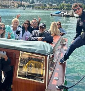 un gruppo di persone su una barca in acqua