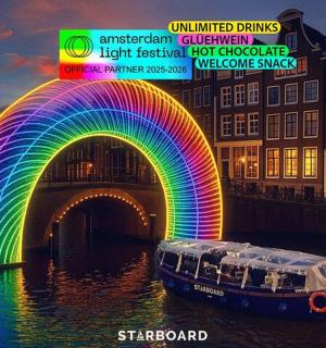 桥上有一道彩虹，桥上有一艘船