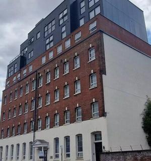 a large brick building on a city street