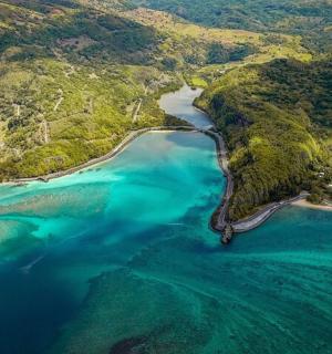 una vista aerea di una spiaggia con acqua blu