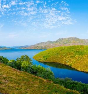 以群山为背景的湖景