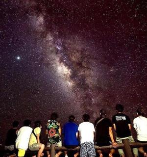 一群仰望宇宙的人