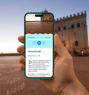 手里拿着手机的人
