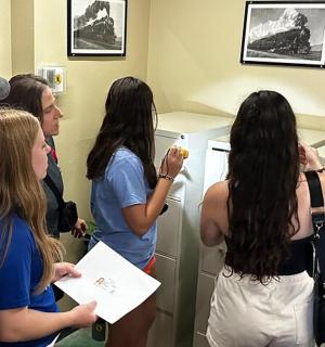 skupina lidí stojících před lednicí