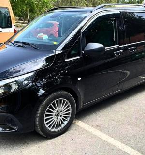 černá dodávka zaparkovaná na parkovišti