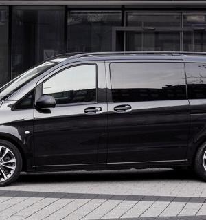 černá dodávka zaparkovaná před budovou