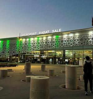 muž stojící před velkou budovou