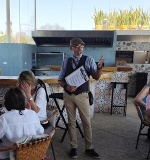 站在一群人面前的一个人