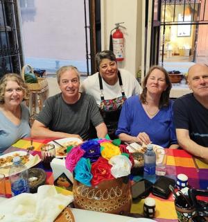 一群人坐在一张桌子旁