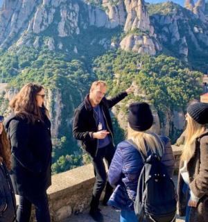 一群人站在山边