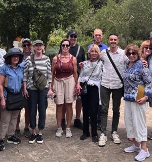 一群人摆姿势拍照