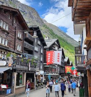 一群人拿着钟走在街上