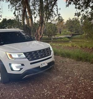 一辆白色卡车停在一条土路上