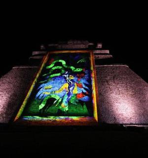 vitražno okno na strani stavbe