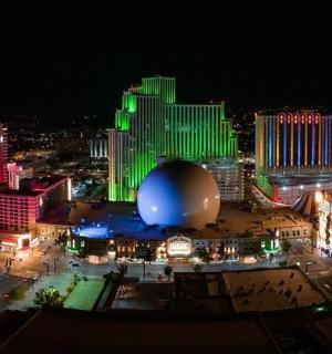 pohled na město v noci se zelenými světly