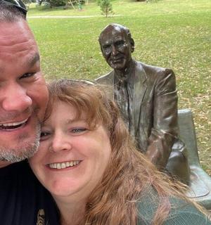 一男一女站在雕像旁边