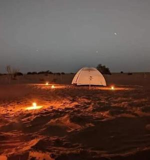 夜晚沙漠中的帐篷