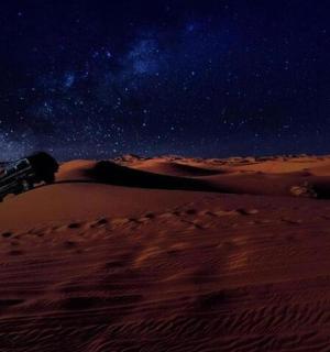 星空与沙地交织的沙漠