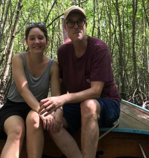 en mand og en kvinde sidder i en båd