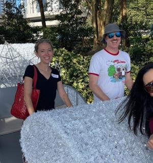 三位女士站在长凳旁