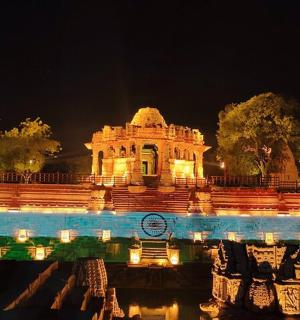 夜晚水中有灯光的建筑