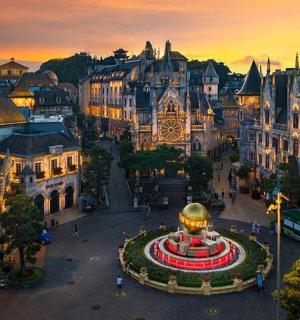 市中心有一座钟楼的城市