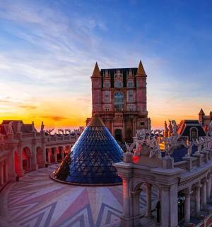 夕阳下的一座金字塔建筑