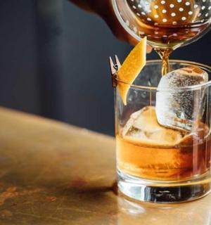 nápoj nalévaný do sklenice na stole