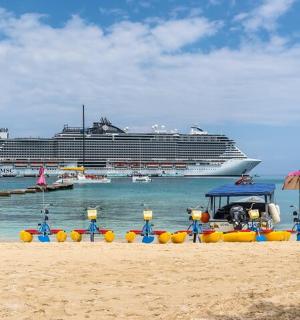 海滩旁水中的一艘游轮