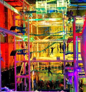 pohled na pokoj s červenou a fialovou barvou