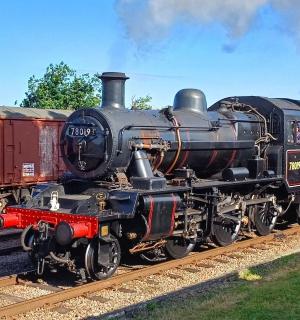 一辆老火车停在铁轨上