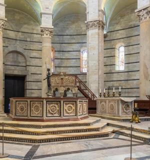 sebuah gereja besar dengan mezbah dan tangga di dalamnya