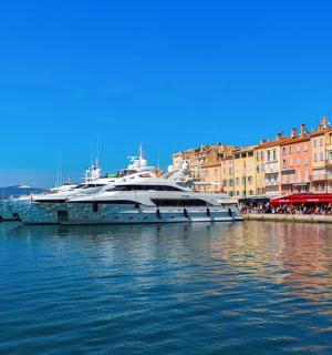 建筑物旁边水中的一艘白色大船