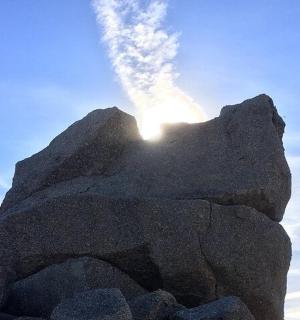 阳光照射在岩层后面