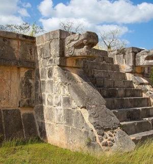 一堵有楼梯的旧石墙