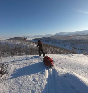 站在白雪皑皑的山顶上的人
