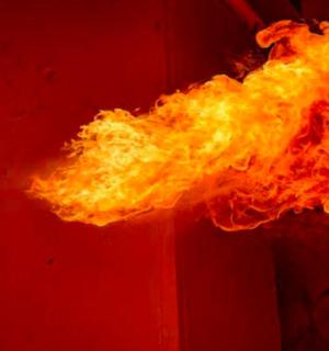 一个人站在火堆旁边