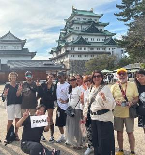 กลุ่มคนที่ยืนอยู่หน้าอาคาร